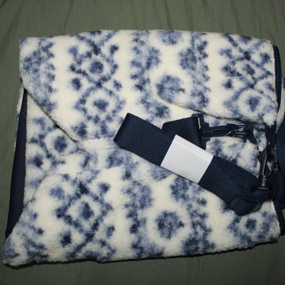 NWT Victoria's Secret Women's Cozy Sherpa Plush Fair Isle Weekender Bag - Picture 3 of 8